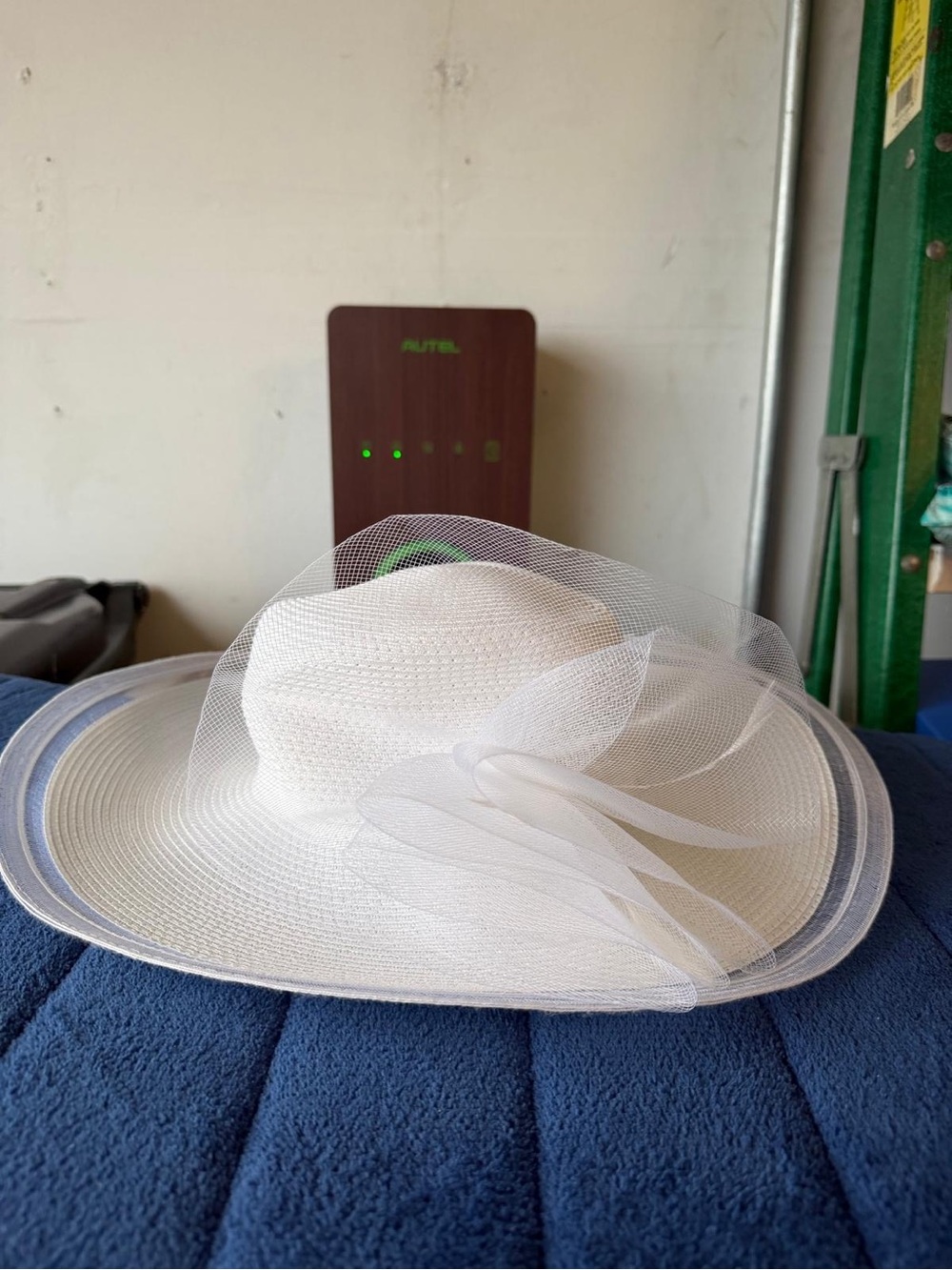 Bellissima White Wide-Brim Dress Hat with Sheer Mesh Bow Wedding Church $78 New